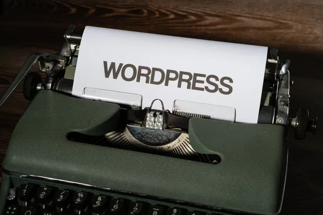 Close-up of a vintage typewriter with 'WordPress' typed on white paper. Eigene Plattform und Affiliate-Netzwerk vergleichen