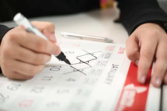 calendar, hand, days, cross, planner, calendar, calendar, calendar, calendar, calendar, planner, planner. Freigaben und Auszahlungstermine dokumentieren